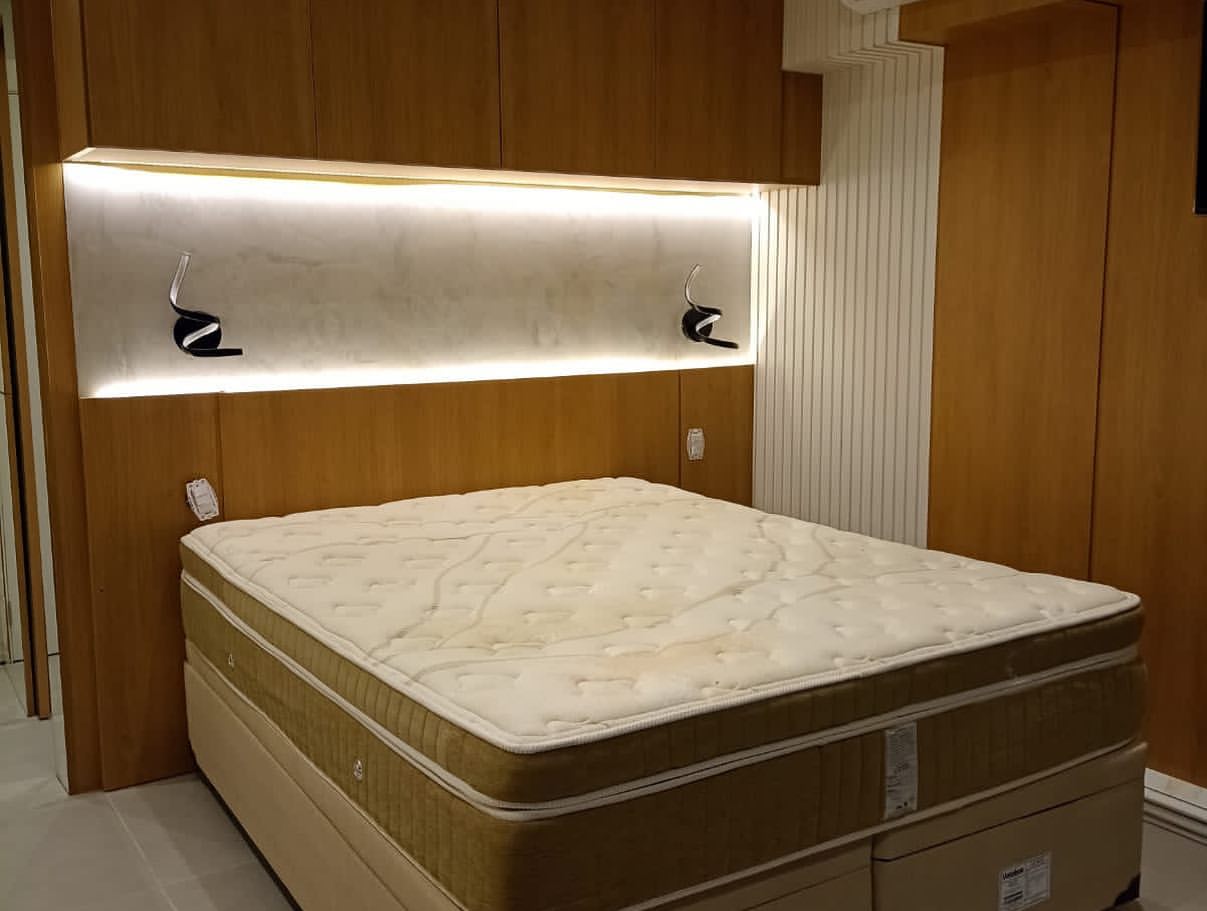 Quarto planejado impecavelmente limpo