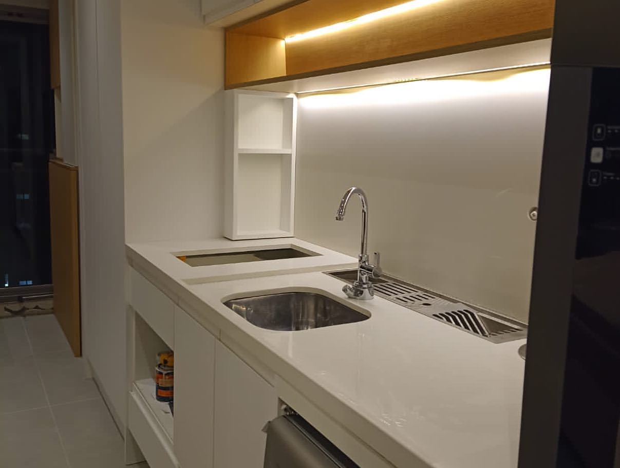 Cozinha com bancada polida