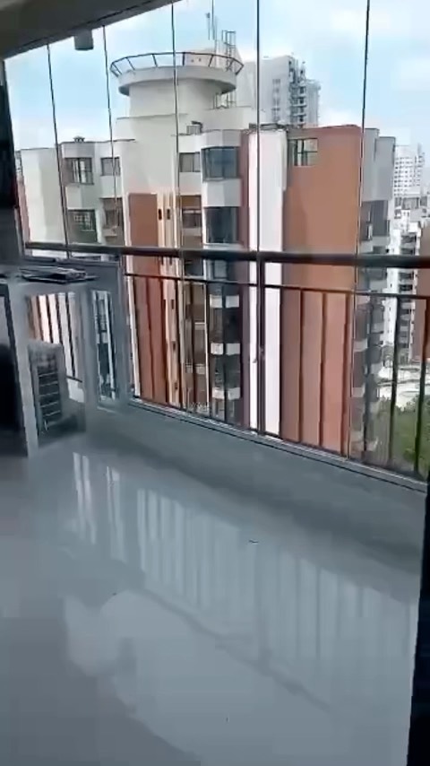 Varanda com vidros e piso cristalinos