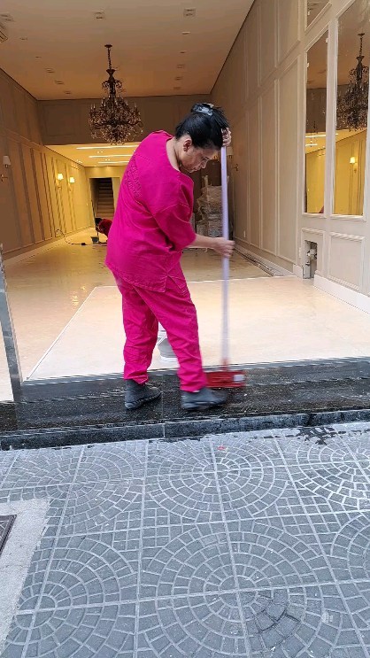 Serviço de limpeza em hall nobre