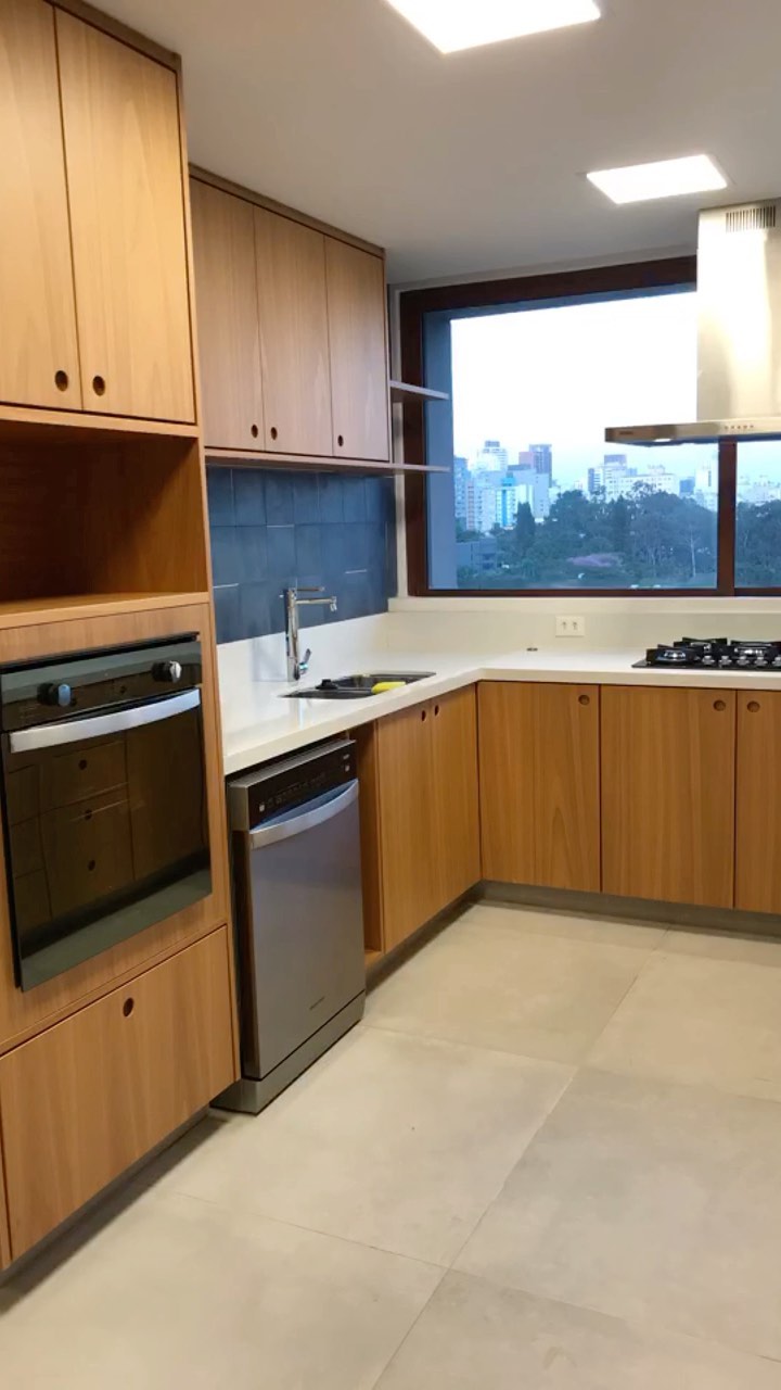 Cozinha ampla com vista limpa