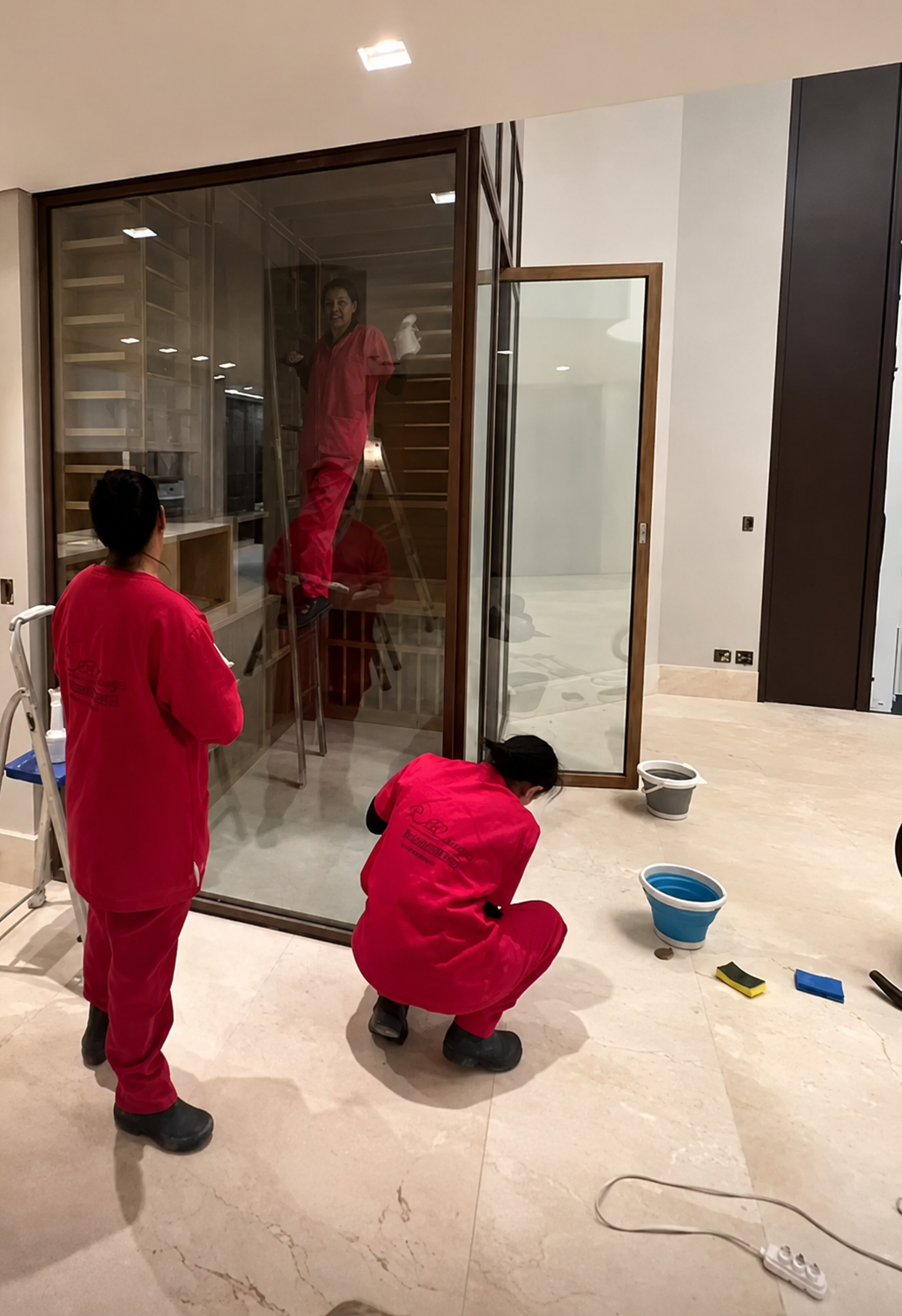Equipe R&R Limpa em atendimento